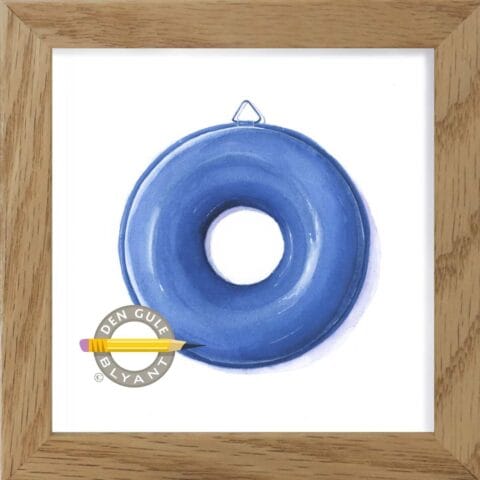 Akvarel set ovenfra af en Madam Blå randform med rundet kant og hul i midten og lille trekantet ring i toppen til ophæng. Trykt som miniaturekunst der tilbydes i egetræsrammer på 5 x 5, 7,5 x 7,5 og 10 x 10 cm samt som print i flere formater.
